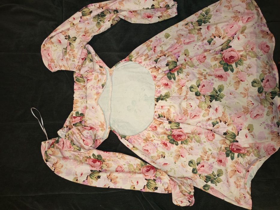 Бяла рокля с розови цветя