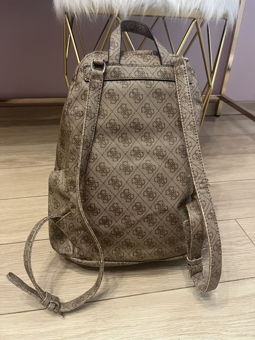 Ghiozdan Guess intr o stare extrem de buna