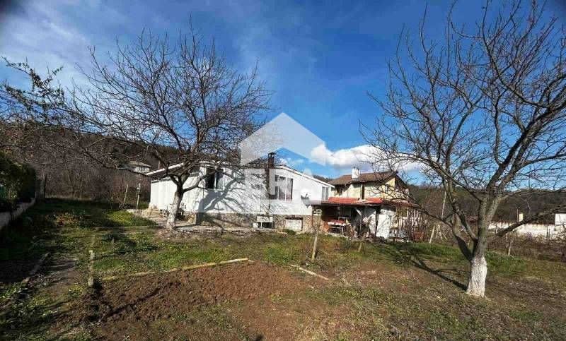 Едноетажна, обзаведена, сглобяема къща за продажба, с двор, в горната