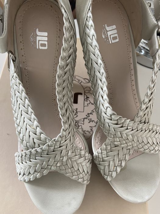 JLo обувки на висок дебел ток