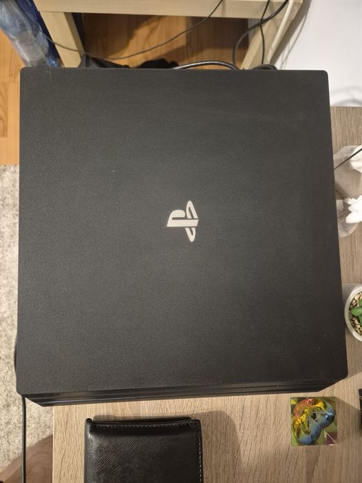 Ps4 pro 1TB cu 19 jocuri si 2 controllere
