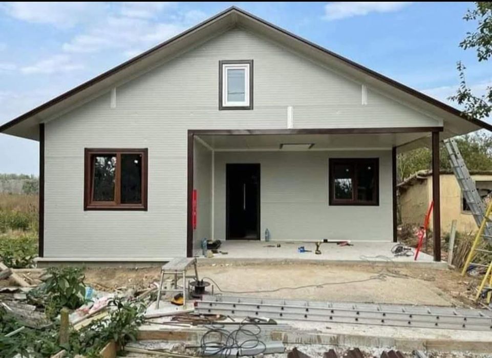 Containere modulare pe structură metalică rezistentă și invelite cu panou sandwich termoizolant,