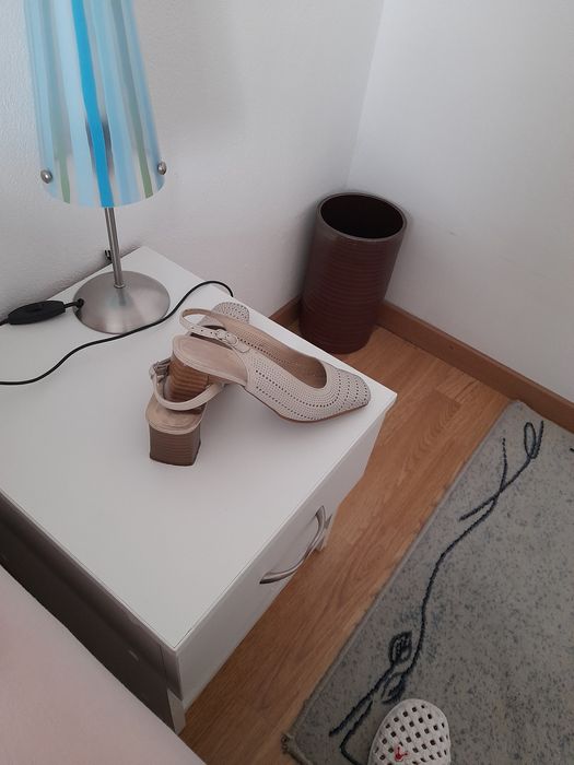 Vind pantofi dama din piele.