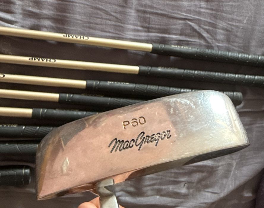 Set de golf Bennington cu crose de CHAMP si Mizuno Mp 56-11