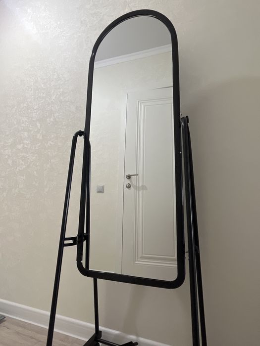 Зеркало с колесками