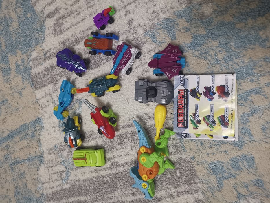 Продам игрушки:машинки, роботы