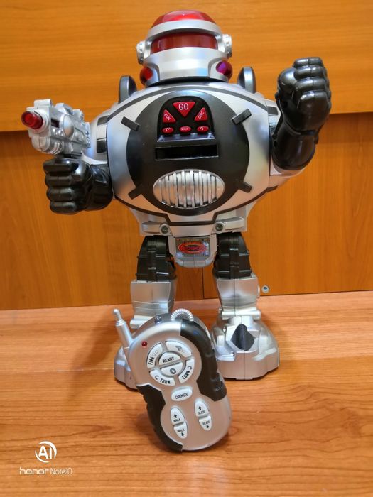 Robot cu telecomanda