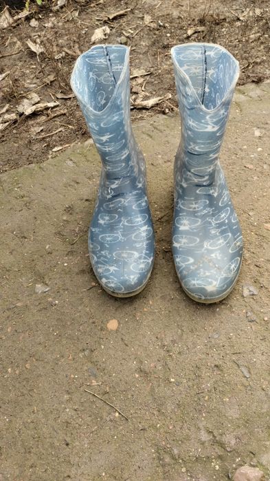 Продам резиновые сапоги женские