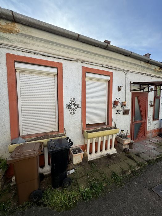 Apartament curte comuna ,centru ,langa Liceul Eminescu