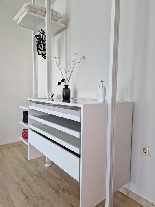 Продавам модерен скрин/органайзер за бижута в отлично състояние.
Със стъклен плот и отделения за пръстени, гривни и колиета, плюс няколко удобни чекме