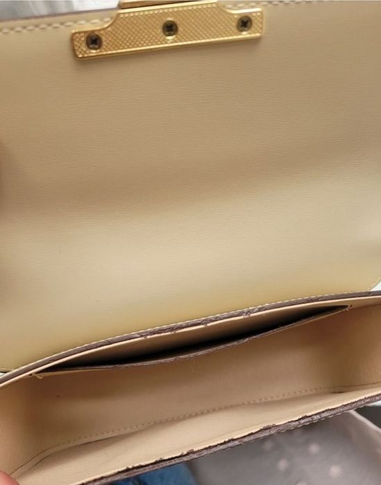 Бежова чанта със златен детайл