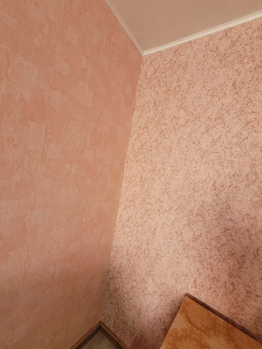 Продам 2 рулона виниловых обоев, плотные, можно под покраску