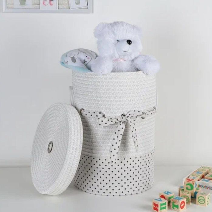 Плетеная корзина для белья по внешнему виду похожа на ротанговую.