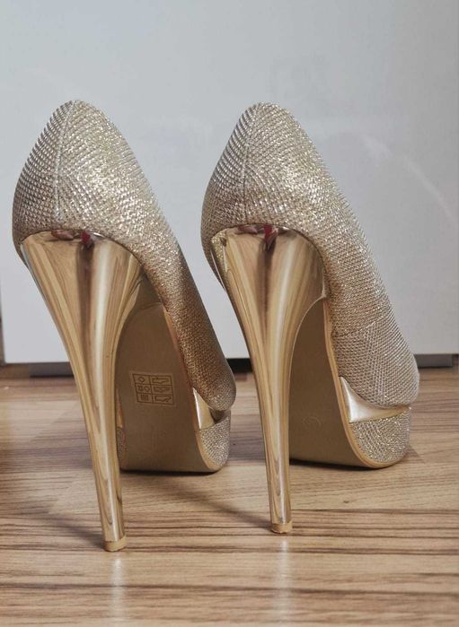 Vand pantofi  eleganti aurii