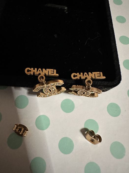 Vând set elegant format din colier cu pandantiv și cercei asortați, inspirat de modelul clasic Chanel.