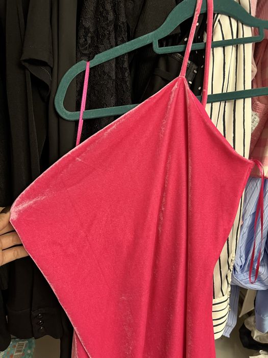 Кадифена рокля с една презрамка М