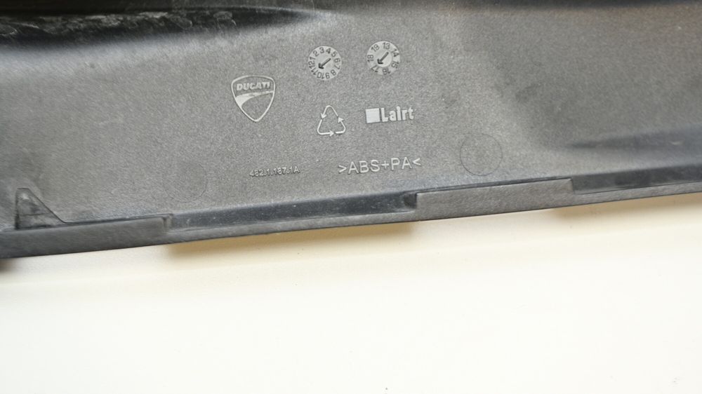 Carene Lateral Stanga Superioara Vas Expansiune Senzor Viteza Ducati