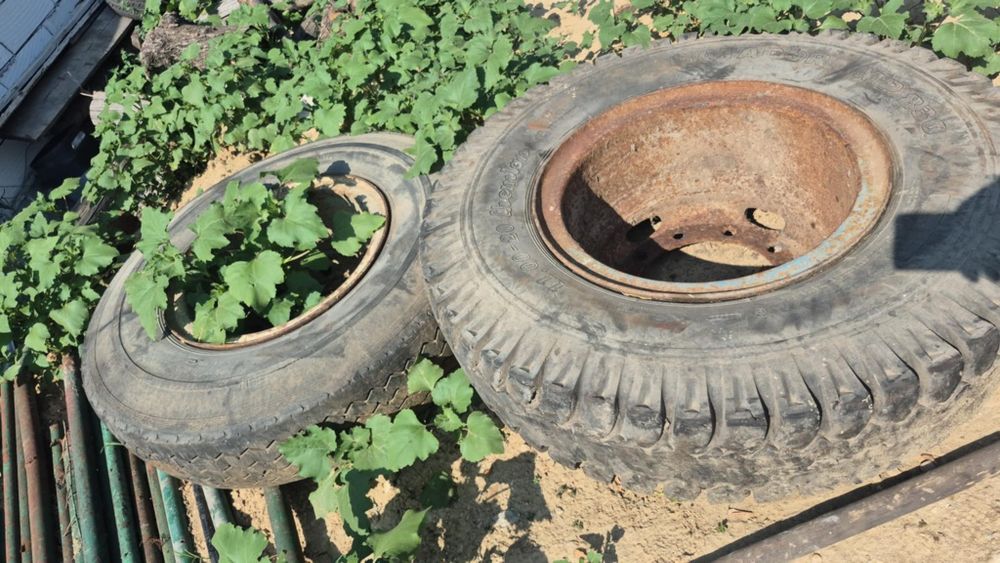 Vând 4 roți cu tot cu janta de remorca