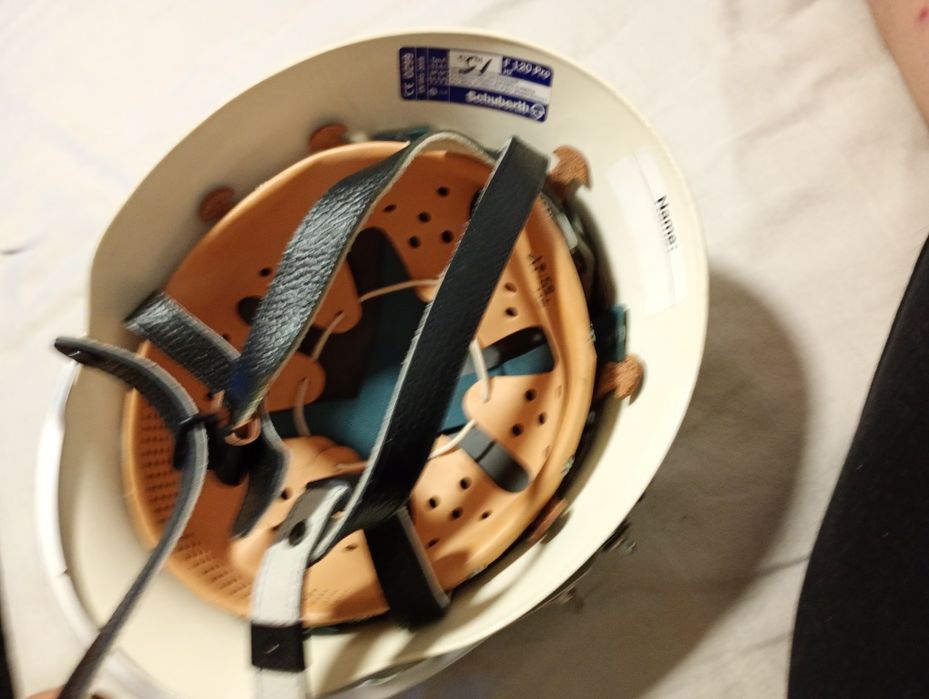 Vând / schimb casca din material fosforescent