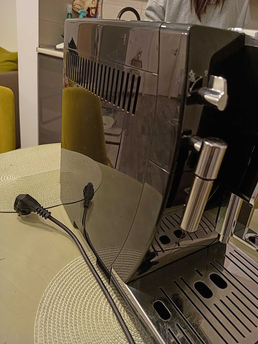 Vând espressor DeLonghi dinamica