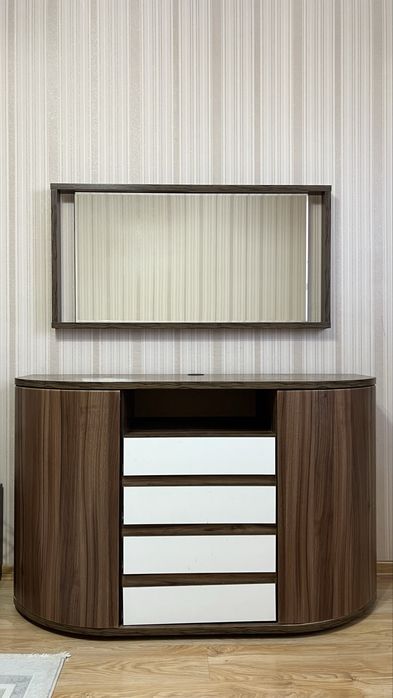 Комод с зеркалом