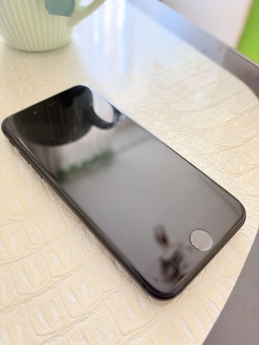 Продам Iphone se 2020 года