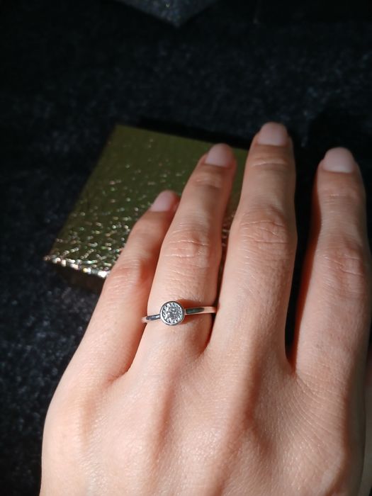 Продам колечко в белом золоте с брилиантом