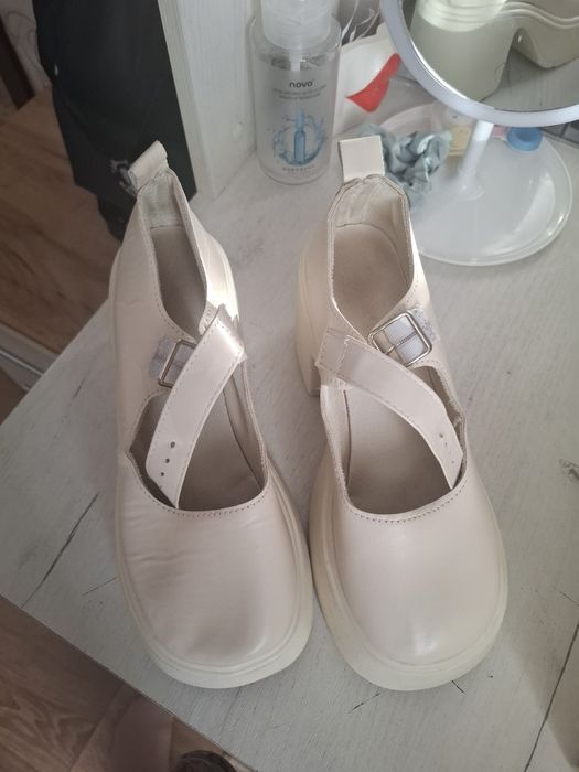 Продам туфли молочные