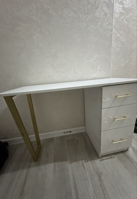 Маникюрный стол сатылады