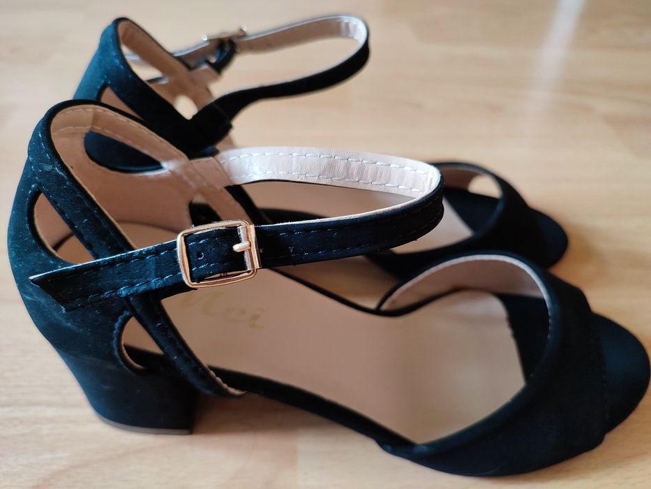 Vând sandale elegante