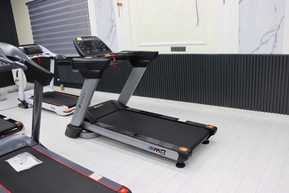 Беговая дорожка с интегрированным держателем для бутылки с водой.