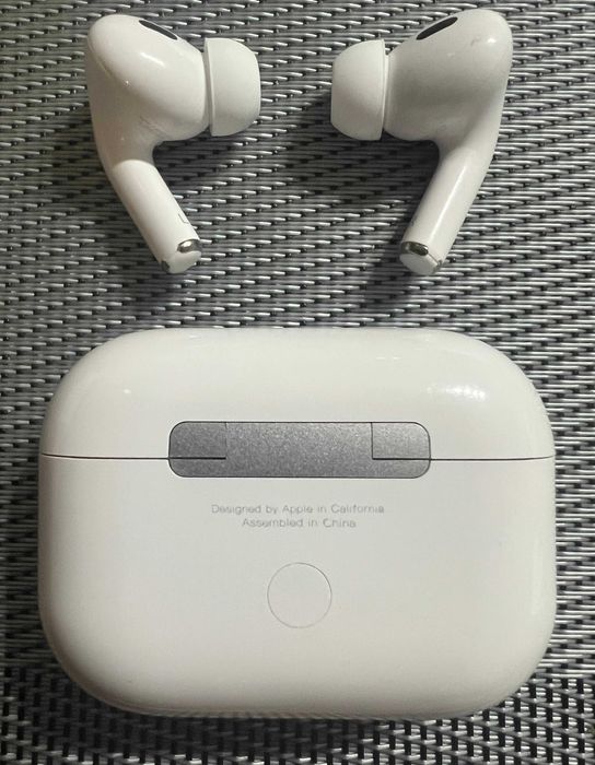 APPLE - AirPods Pro 2nd generation cu MagSafe Charging Case - Cumparate Altex