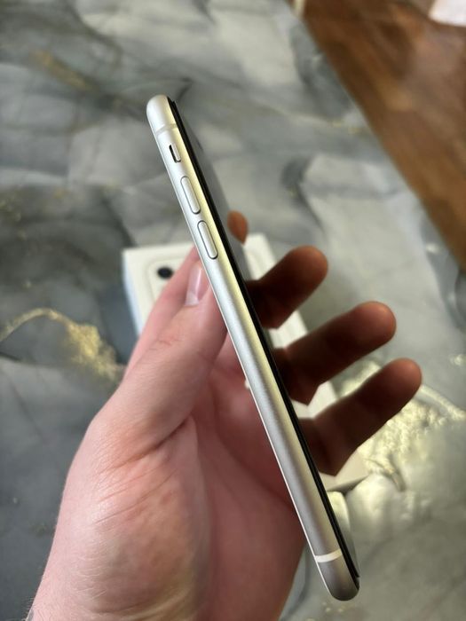продам iPhone 11