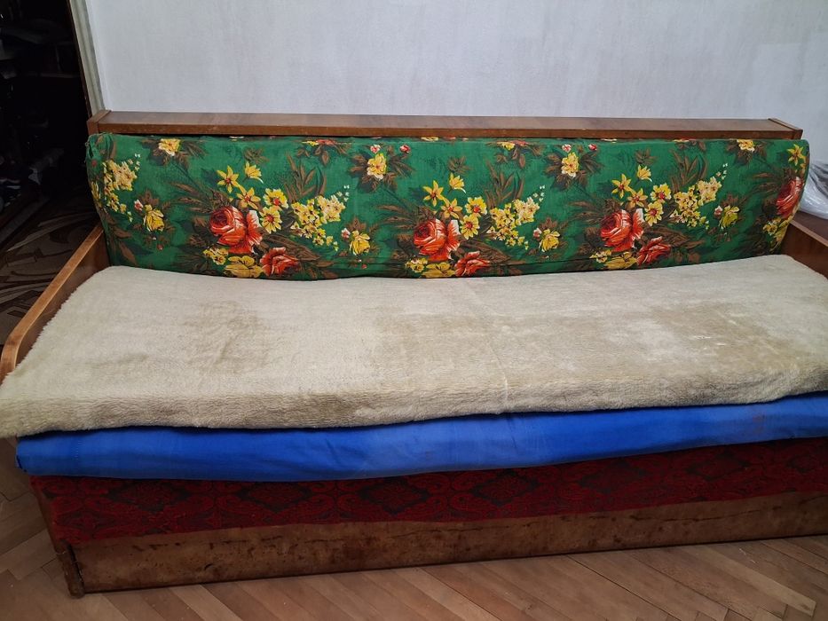 Ретро разтегателен диван