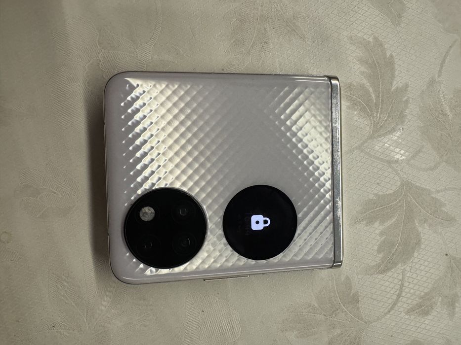 Huawei p50 pocket със счупен дисплей