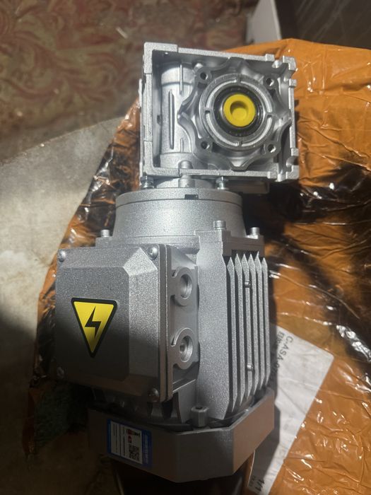 Электродвигатель с червячным редуктором