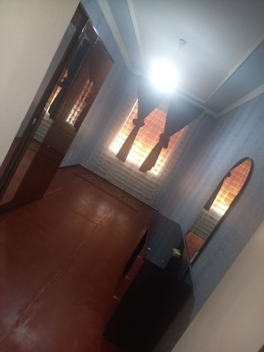 Uy sotiladi zangota tumanida 3.5 sotikli 2 qvatli