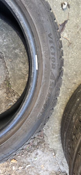 Гуми 2бр 225/45/17 - 1бр  - 99лв