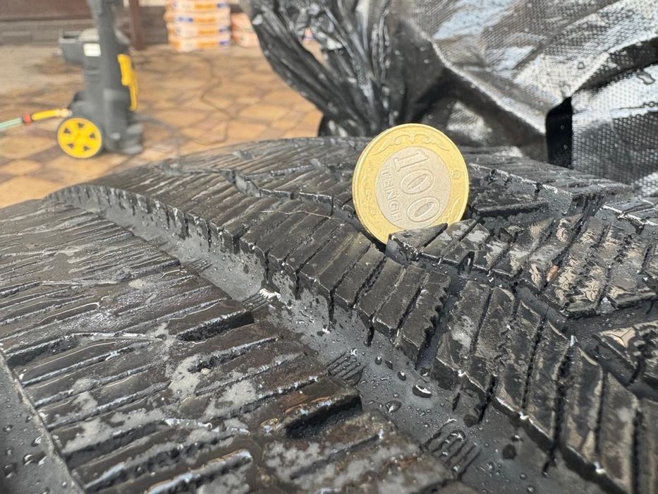 Продам два комплекта шин