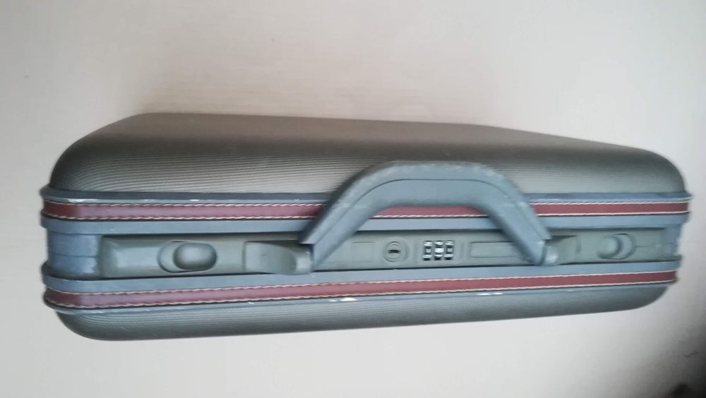 Diplomat fara cheie și tablou pânza