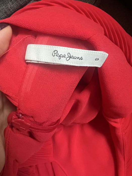 Червена рокля на Pepe Jeans за празниците