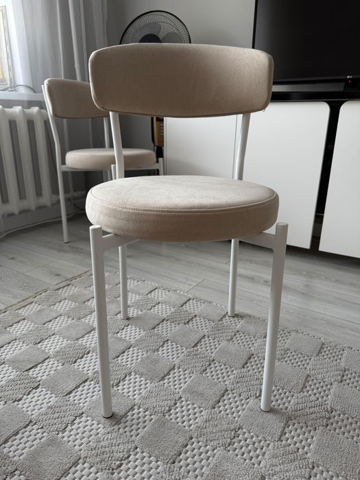 Новые стулья в упаковке