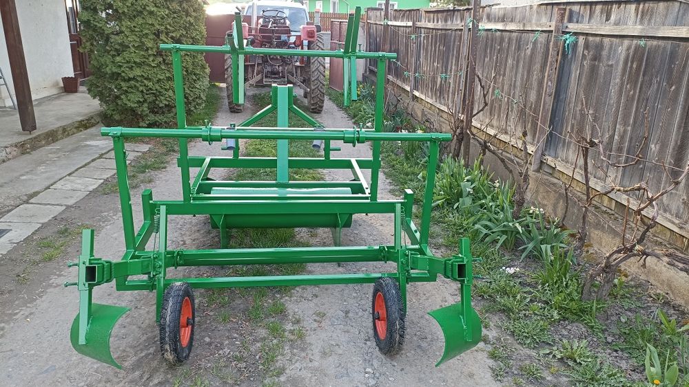 Masina de bilonat sí intins folie.