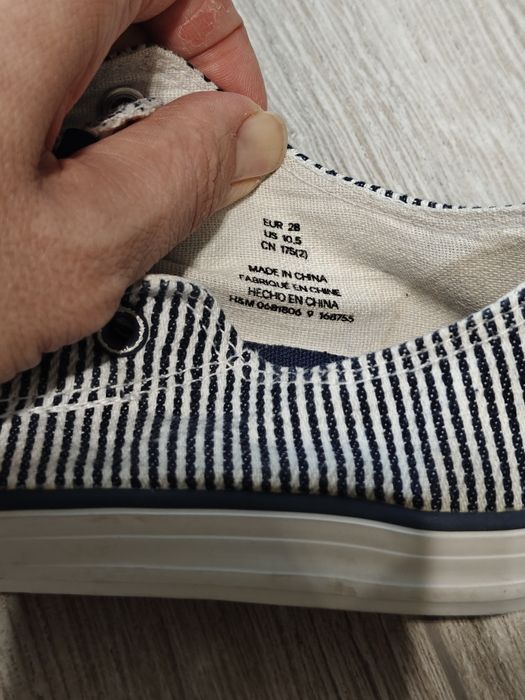 Кецове на сини райета марка h and m