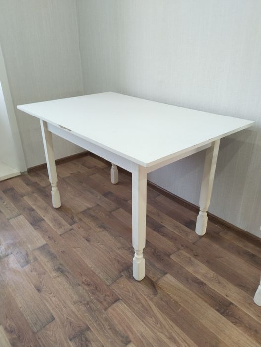 Продам стол кухонный и 6 стульев.
