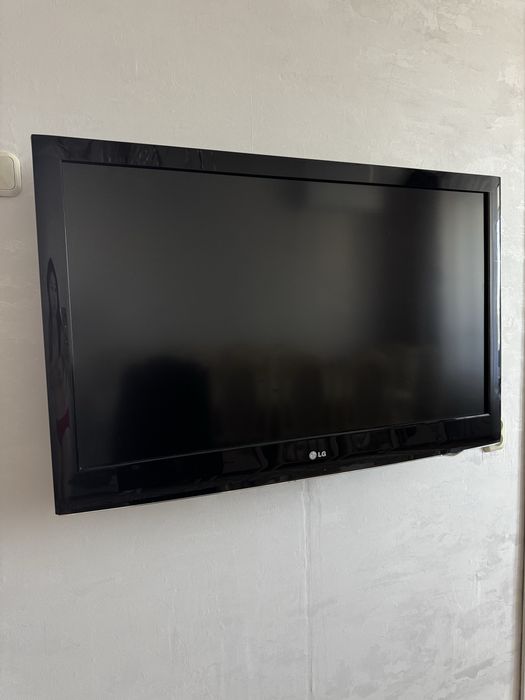 Телевизор б/у LG  в идеальном состоянии