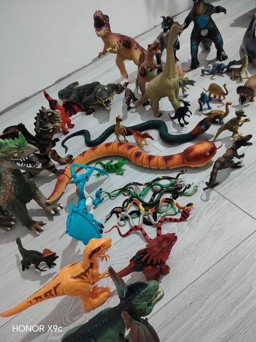 Продам динозавров