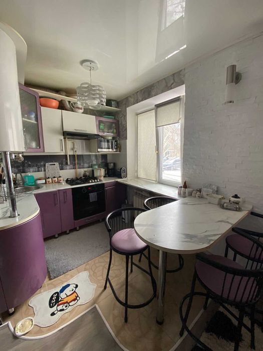 Кухонный гарнитур со столом и стульями