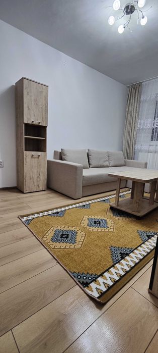 Inchiriez apartament cu 3 camere.