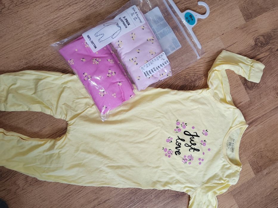 Много нови дрешки за момиче 80- 92 размер бодита, пижамки, рокли